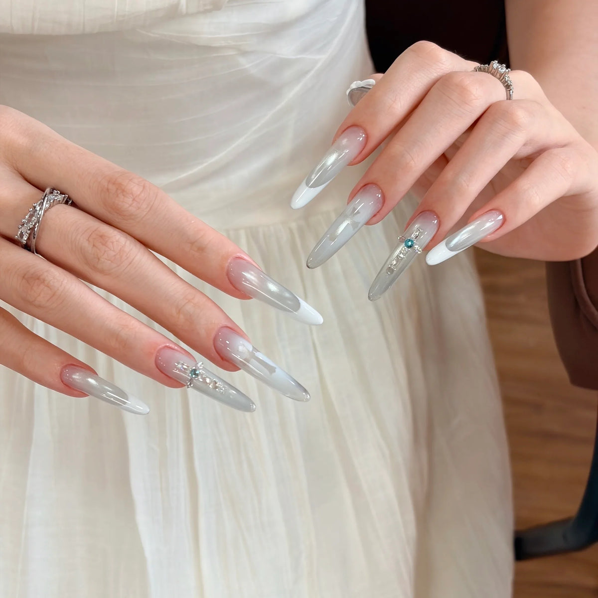 Clear Water Cat Eye gel shade 01 on nails
