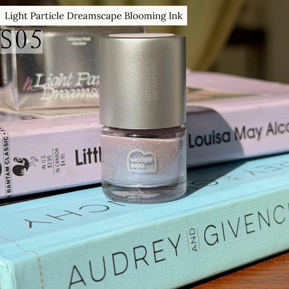 Light Particle Dreamscape glitter blooming ink, shade S05