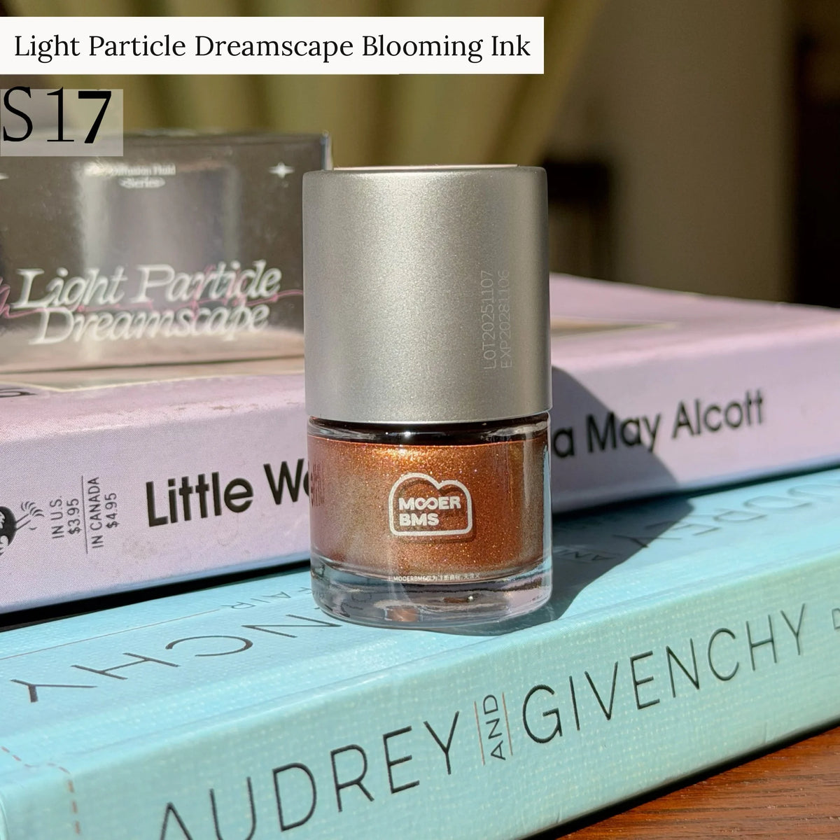 Light Particle Dreamscape glitter blooming ink, shade S17