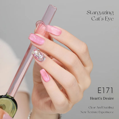 TAYE Stargazing (Chasing Light) cat eye gel E171 Heart's Desire on a hand