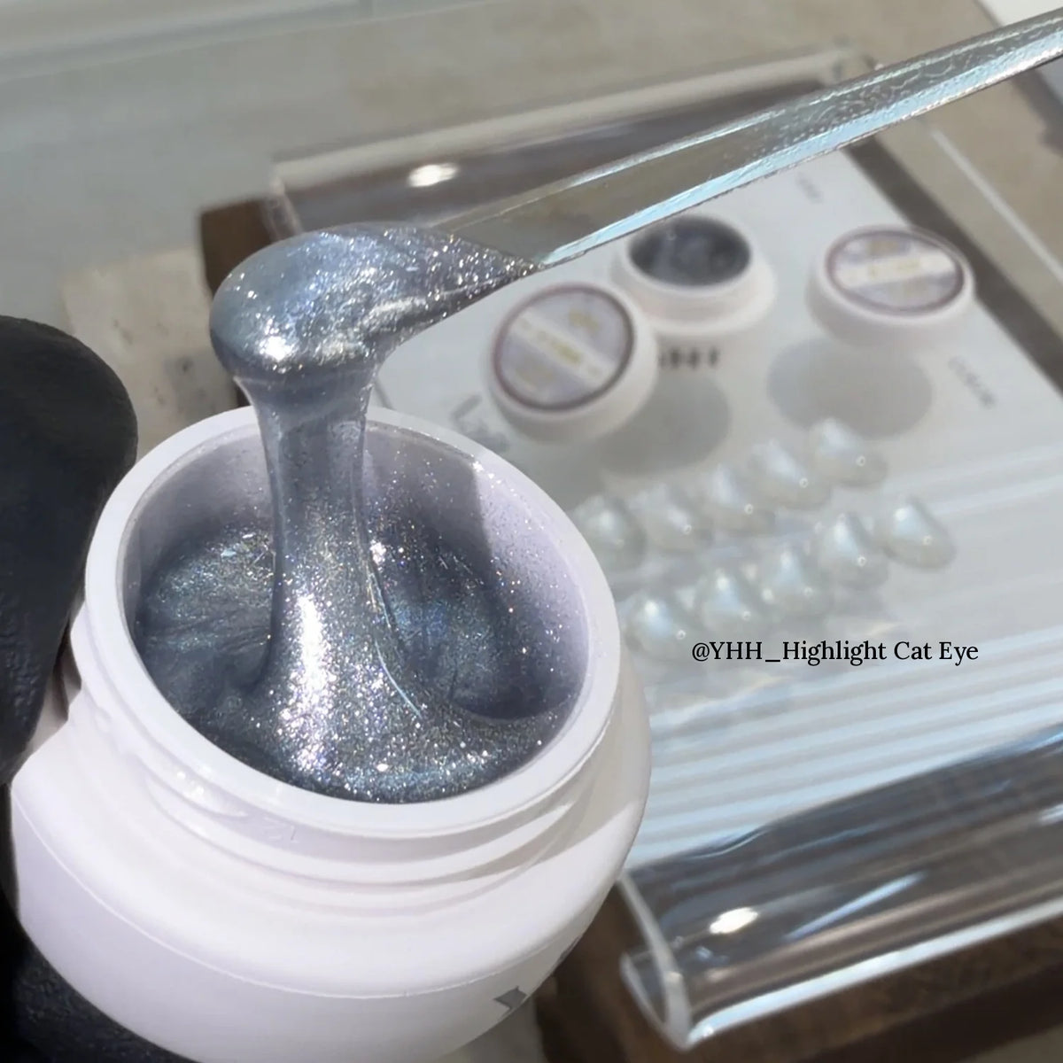 YHH Highlight sheer cat eye gel on a spatula over the jar